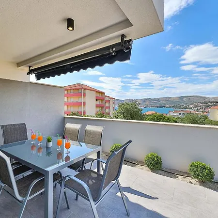 Apartament Beautiful In Okrug Gornji