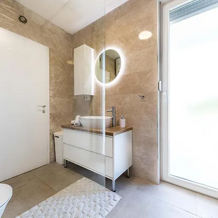 1 Bedroom Amazing In Okrug Gornji Apartment
