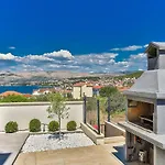 Apartment Beautiful In Okrug Gornji Trogir