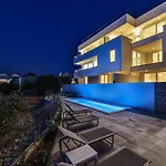 Apartment Beautiful In Okrug Gornji