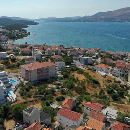 1 Bedroom Amazing In Okrug Gornji Trogir