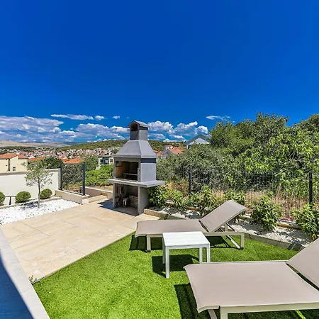 Beautiful In Okrug Gornji Apartment Trogir