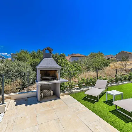 Appartement Beautiful In Okrug Gornji *