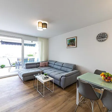 1 Bedroom Amazing In Okrug Gornji *