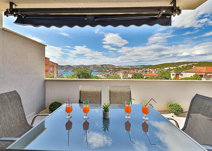 Appartement Beautiful In Okrug Gornji Trogir