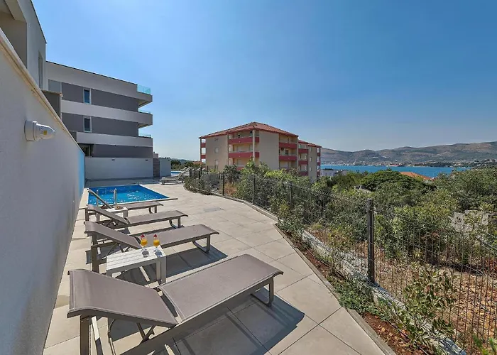 Appartement Beautiful In Okrug Gornji *