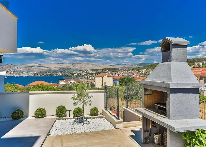 Appartement Beautiful In Okrug Gornji Trogir